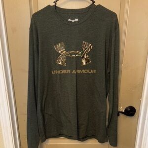 Under Armour Men's Heat Gear Loose LS Tshirt with Camo Logo Pullover. Size L